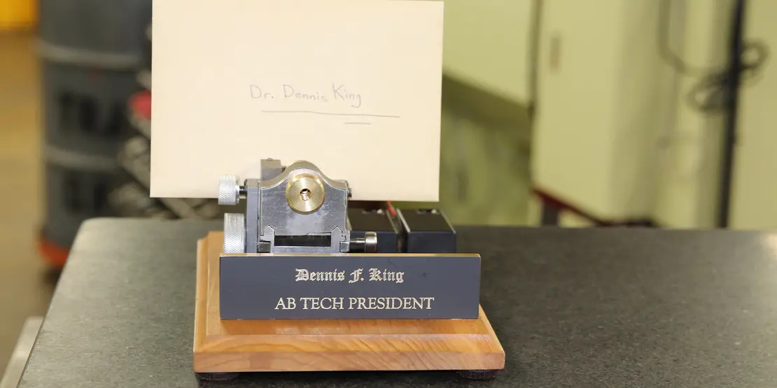 Miniature engine lathe